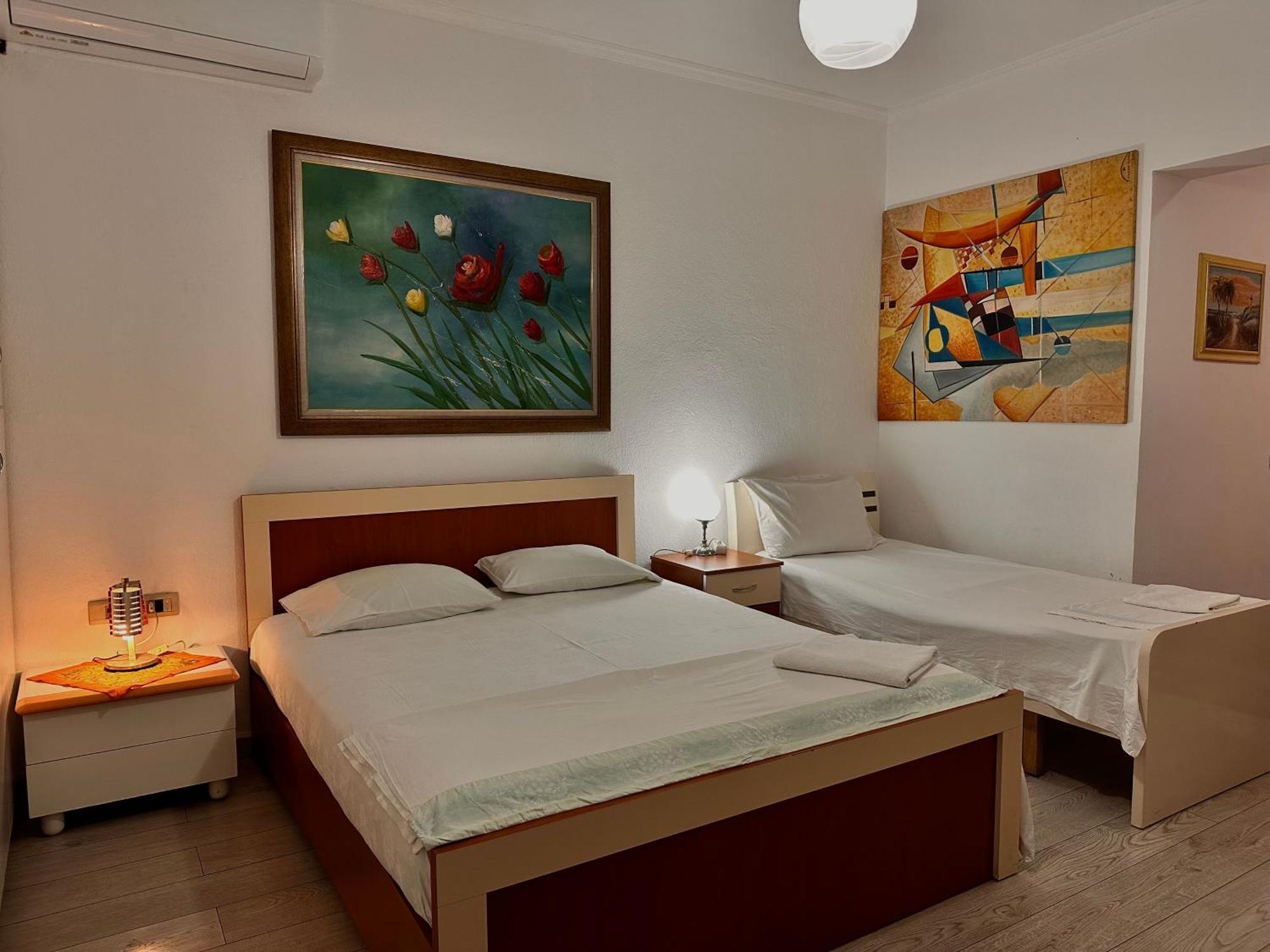 Hostel Grande House Tiranë Ngoại thất bức ảnh