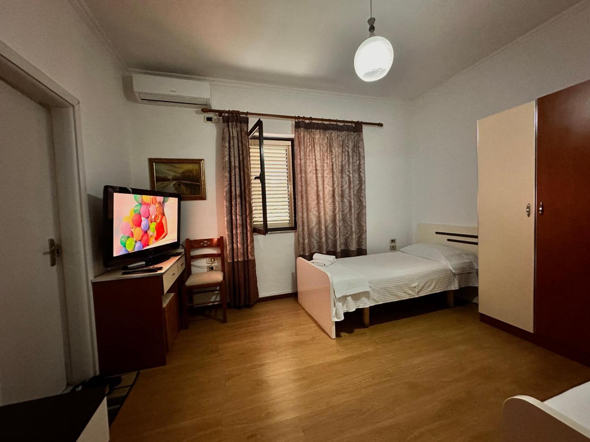 Hostel Grande House Tiranë Ngoại thất bức ảnh
